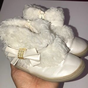 Very cute Fur boots Shoes with Bow. Silver White Sz Toddler 5